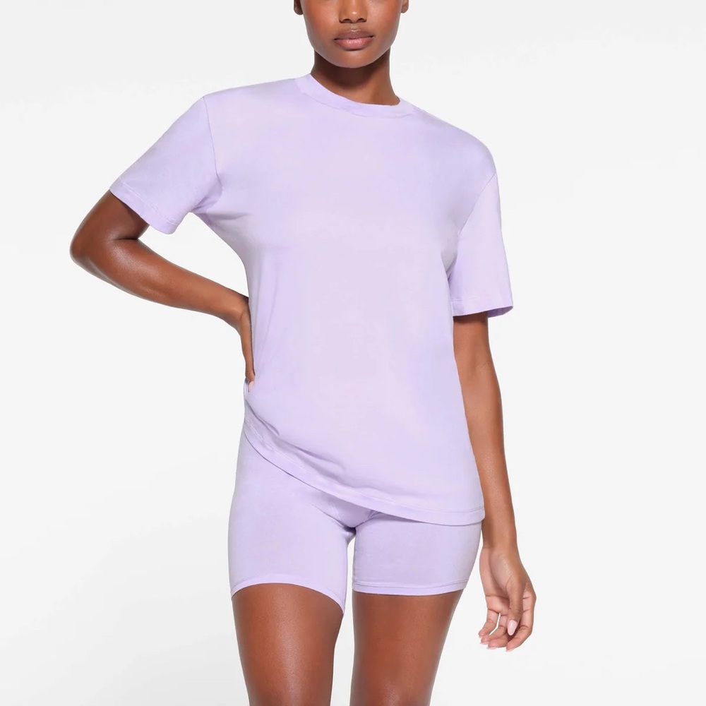SKIMS boyfriend tee, lily, size small, NWT never opened!